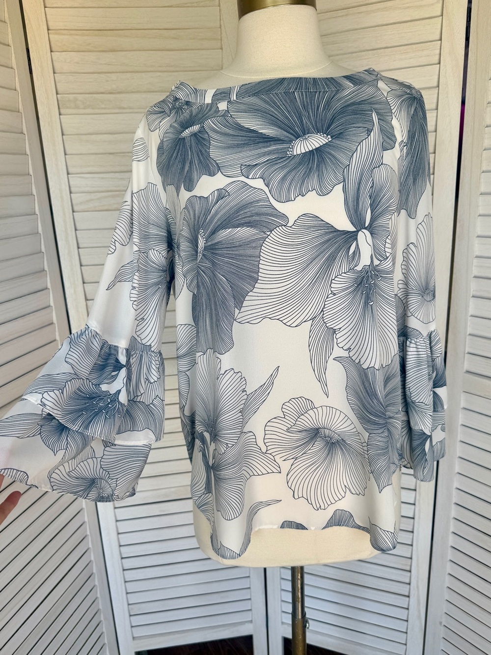 LOFT Women’s White Floral Print Blouse with Bell Ruffle Sleeve Size Small